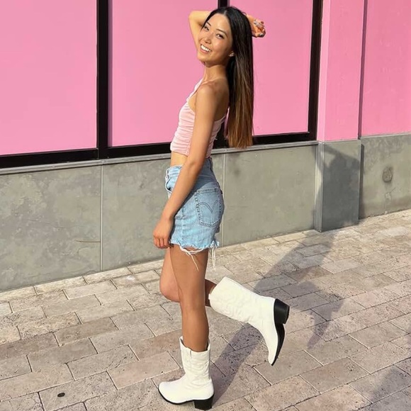 Levi’s Ribcage Shorts - Picture 10 of 10